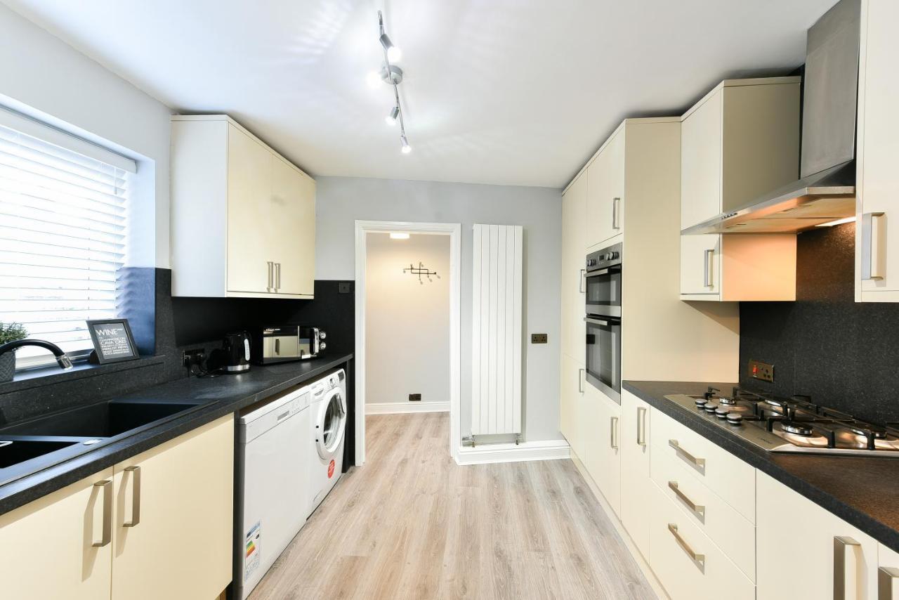 4 Bedroom, 2 Bathroom House - Free Parking Pontefract Exterior photo